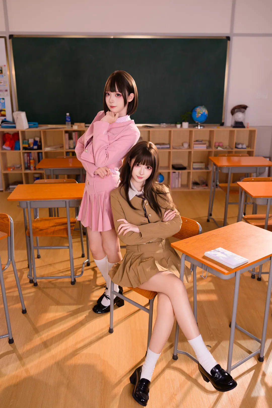 教室里的JK制服双人写真，白丝搭配玛丽珍鞋太绝了 - 第 4 张