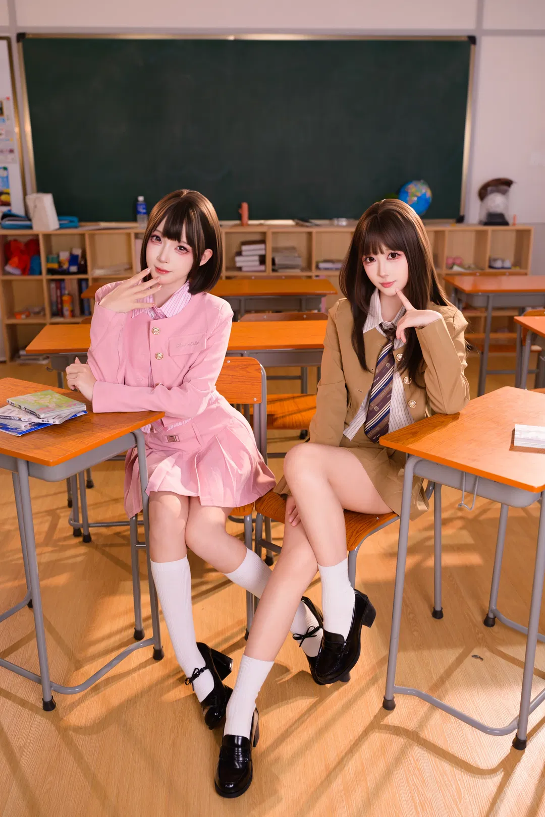 教室里的JK制服双人写真，白丝搭配玛丽珍鞋太绝了 - 第 5 张