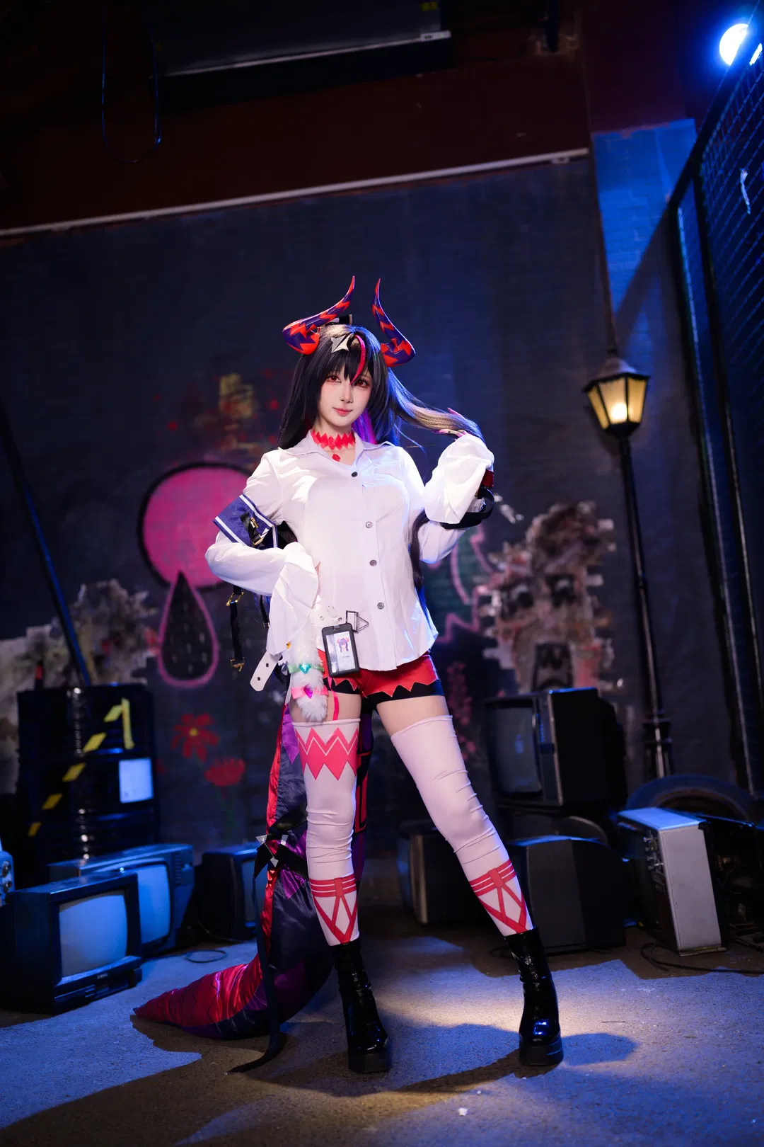 异环真红cos 赛博夜街的赤色恶魔 - 第 1 张
