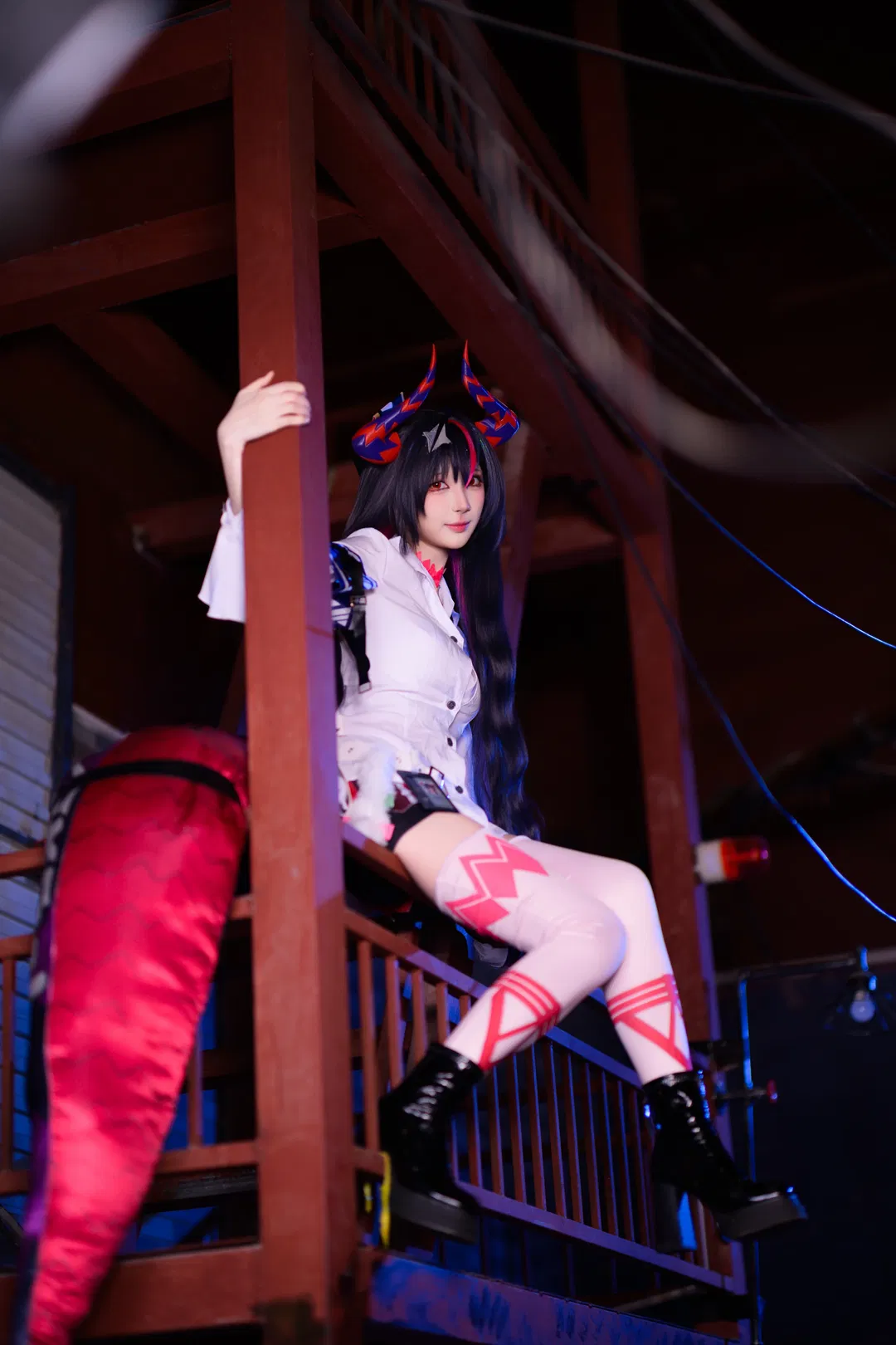 异环真红cos 赛博夜街的赤色恶魔 - 第 2 张