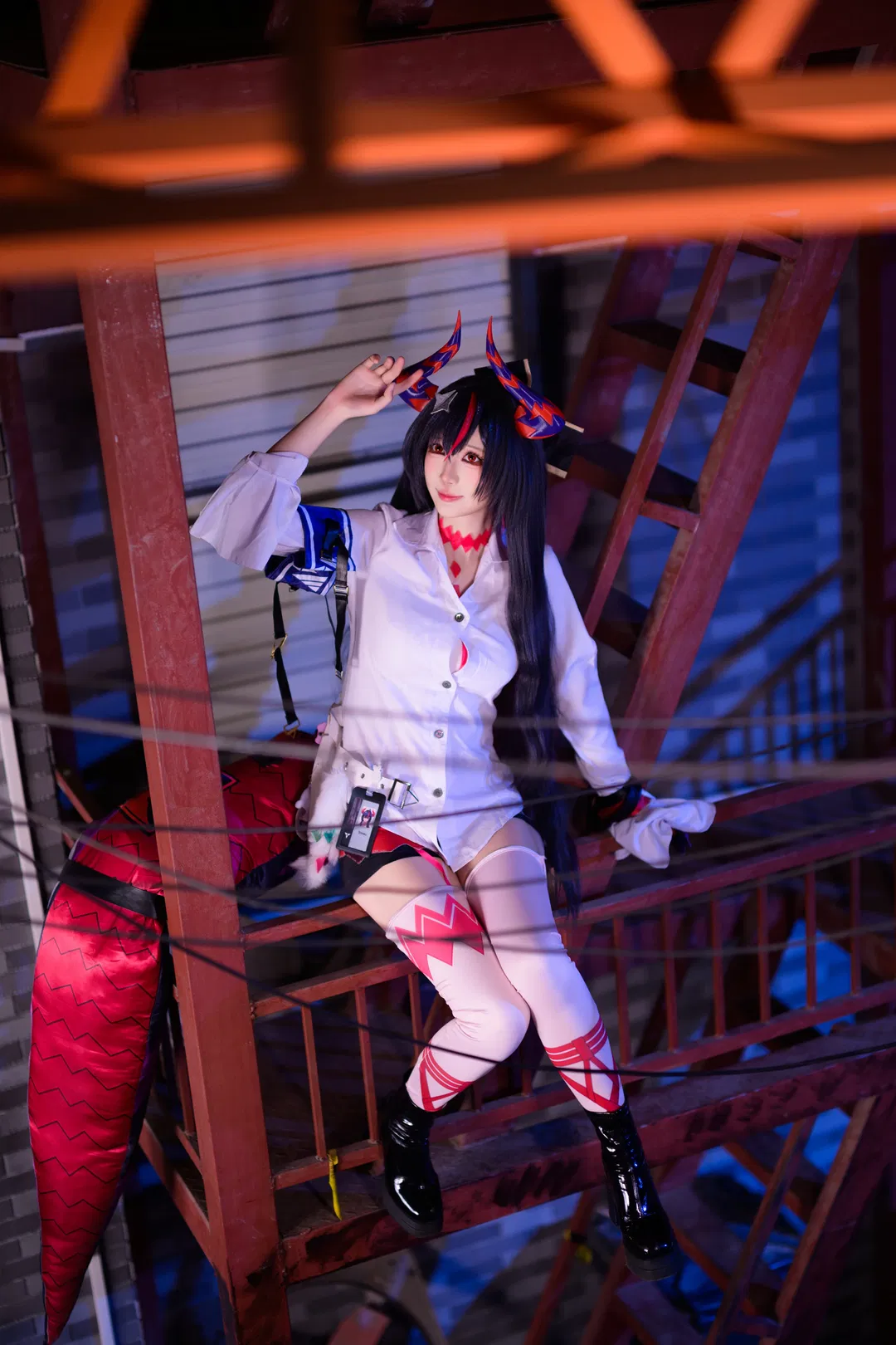 异环真红cos 赛博夜街的赤色恶魔 - 第 3 张