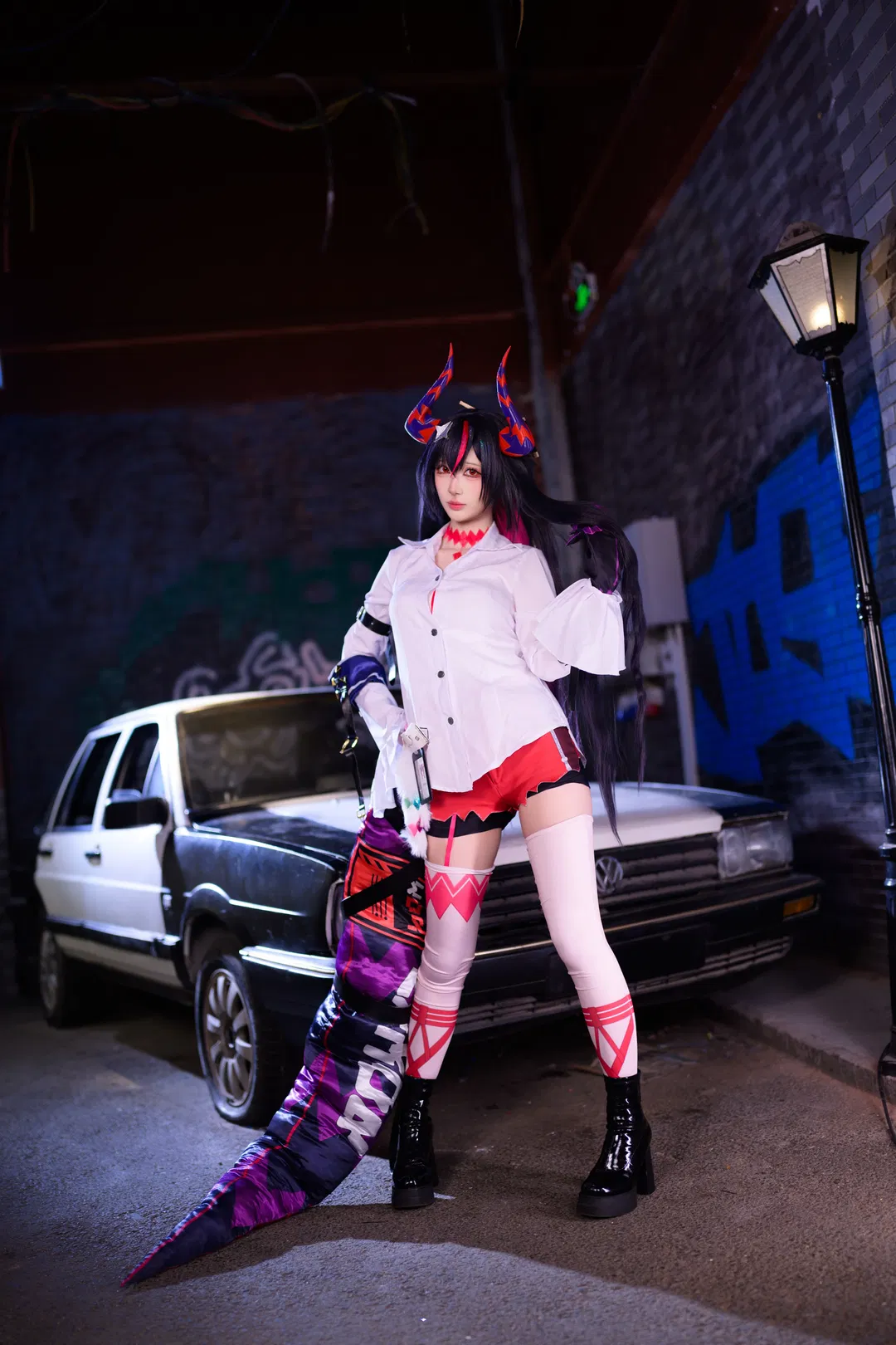 异环真红cos 赛博夜街的赤色恶魔 - 第 5 张