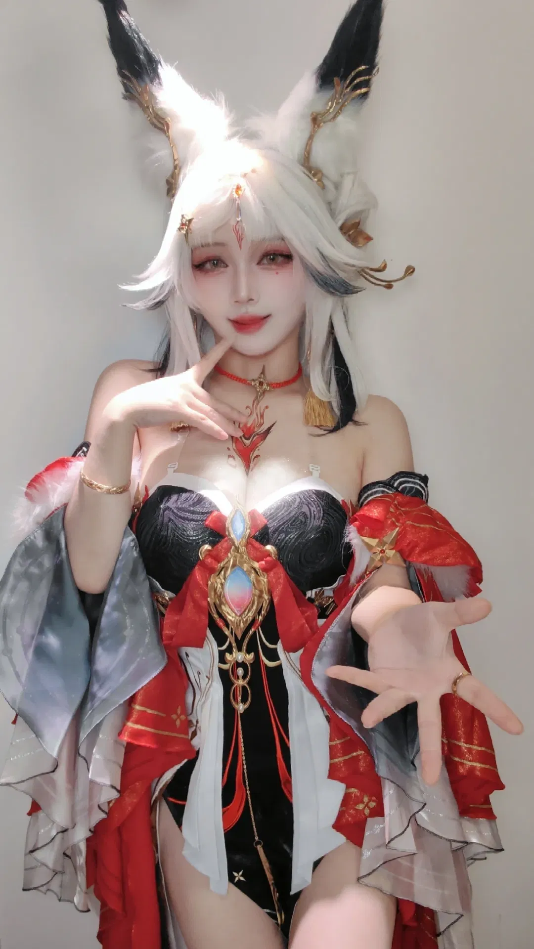 【心月狐cos】鸣潮梦州实习生报到，黑红金战袍细节拉满 - 第 2 张