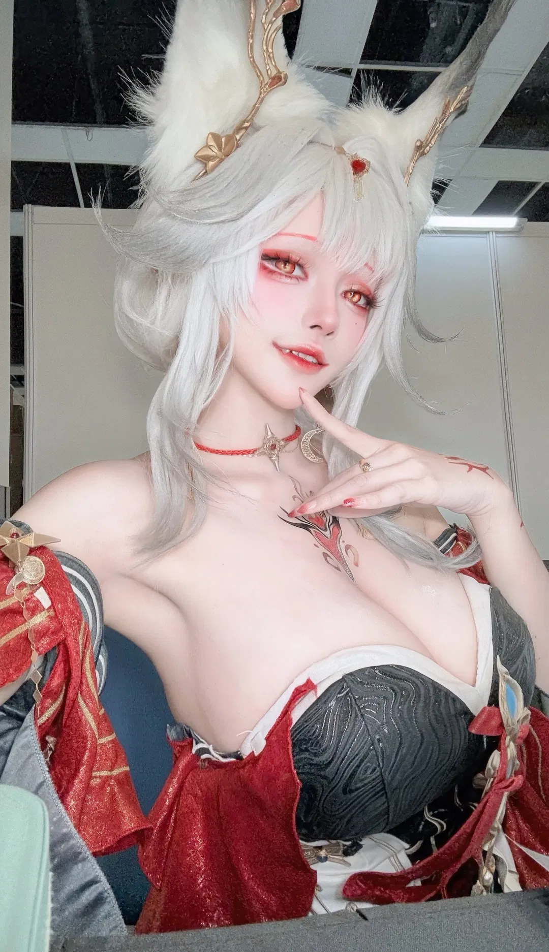 【心月狐cos】鸣潮幻境里的银发赤瞳造型细节拆解 - 第 1 张