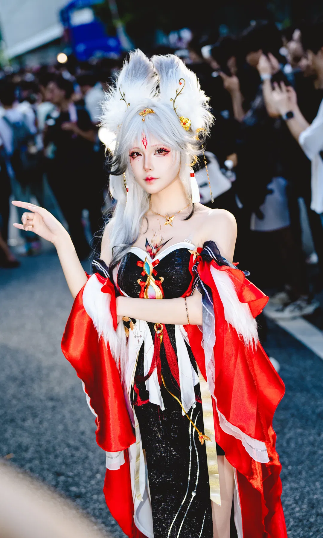 【心月狐cos】鳴潮心月狐紅黑露肩長裙漫展場照 - 第 1 張