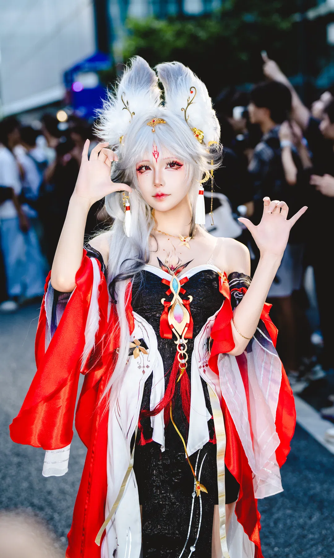 【心月狐cos】鳴潮心月狐紅黑露肩長裙漫展場照 - 第 3 張