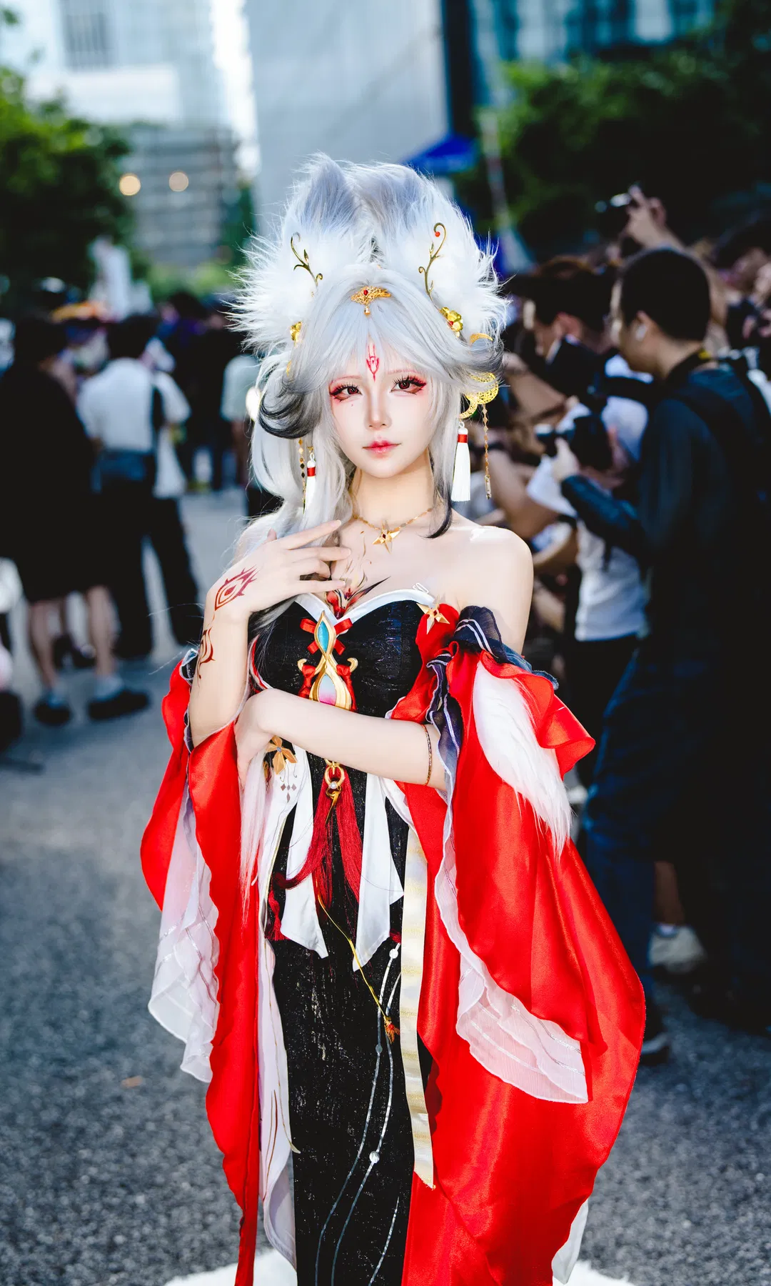 【心月狐cos】鳴潮心月狐紅黑露肩長裙漫展場照 - 第 4 張