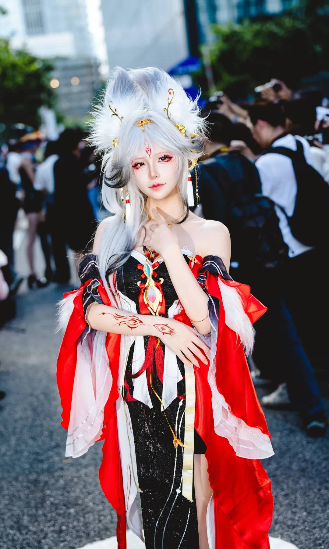 【心月狐cos】鳴潮心月狐紅黑露肩長裙漫展場照 - 第 5 張
