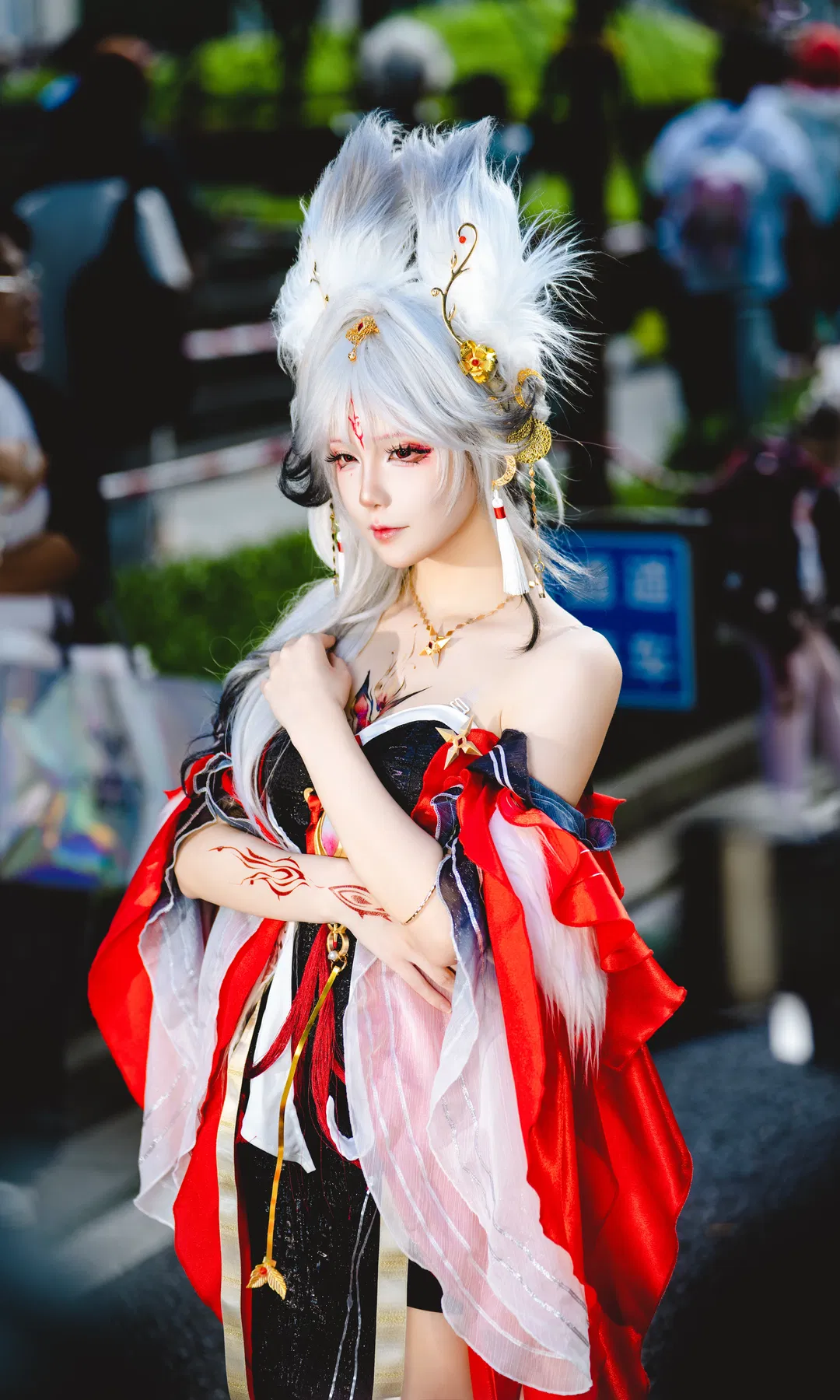 【心月狐cos】鳴潮心月狐紅黑露肩長裙漫展場照 - 第 6 張
