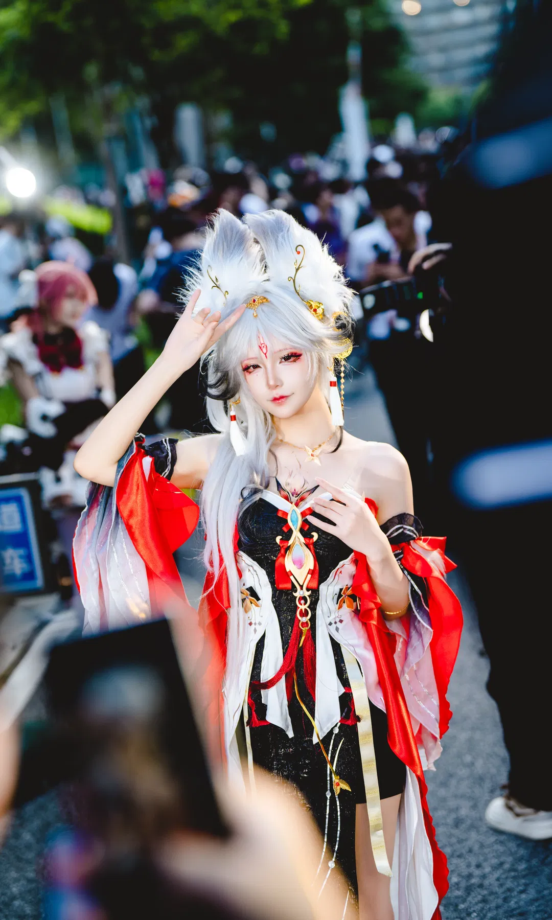 【心月狐cos】鳴潮心月狐紅黑露肩長裙漫展場照 - 第 8 張
