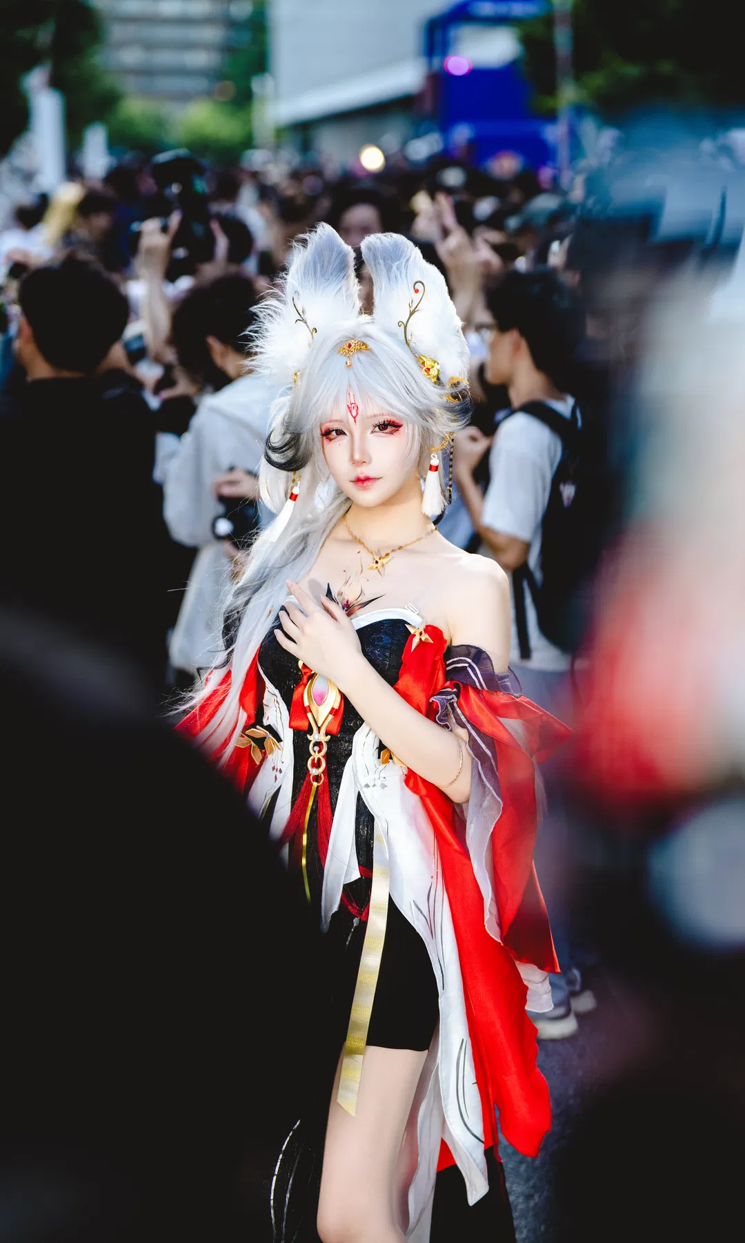 【心月狐cos】鳴潮心月狐紅黑露肩長裙漫展場照 - 第 9 張