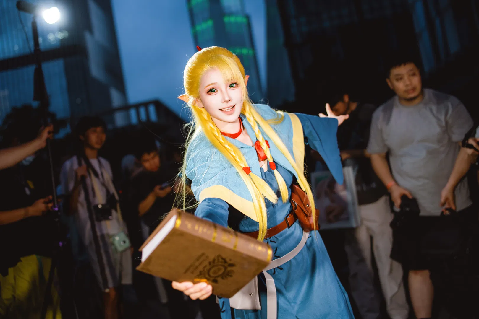 【玛露希尔cos】迷宫饭魔物料理研发员出动，萤火虫漫展夜景返图 - 第 5 张