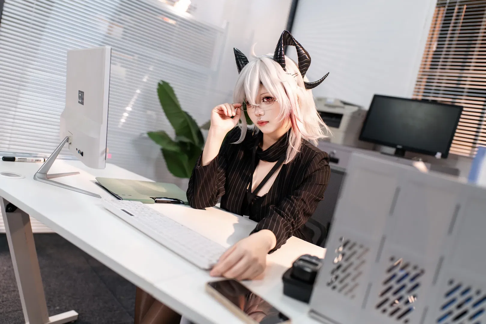 【赞妮cos】鸣潮赞妮的办公室OL打工记 - 第 2 张