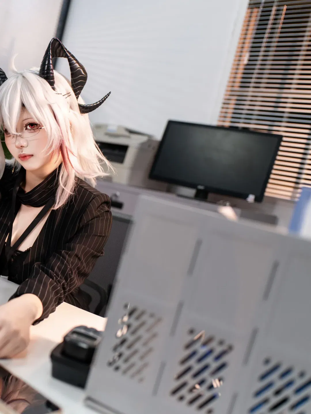 【赞妮cos】鸣潮赞妮的办公室OL打工记 - 第 4 张