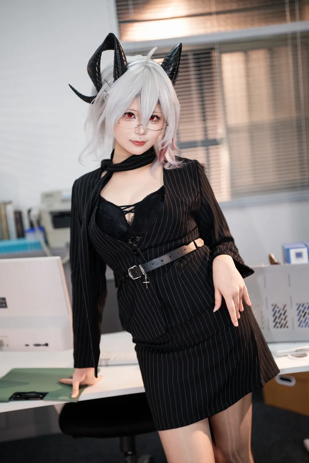【赞妮cos】鸣潮赞妮的办公室OL打工记 - 第 5 张