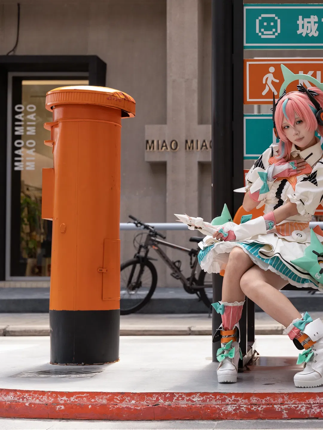 【爱芮cos】绝区零妄想天使主唱街头待命 - 第 2 张