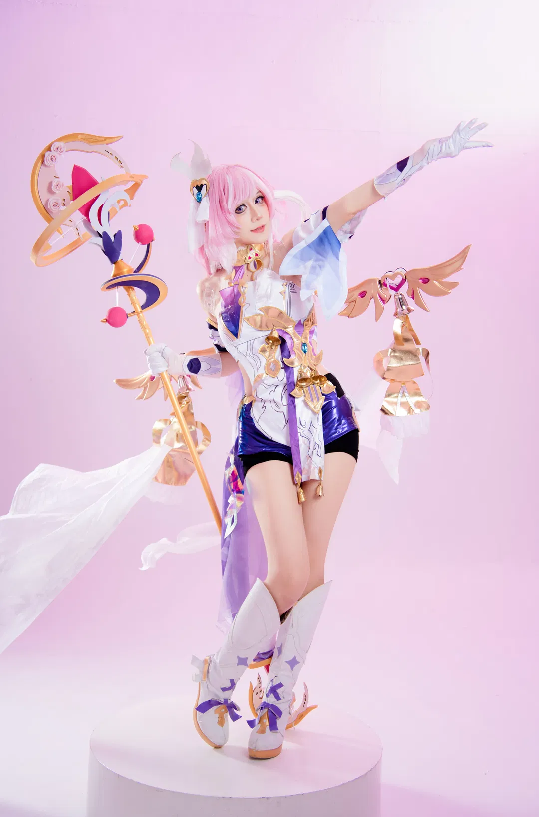 【粉發魔法少女cos】粉色影棚裡的華麗法杖與長靴 - 第 1 張