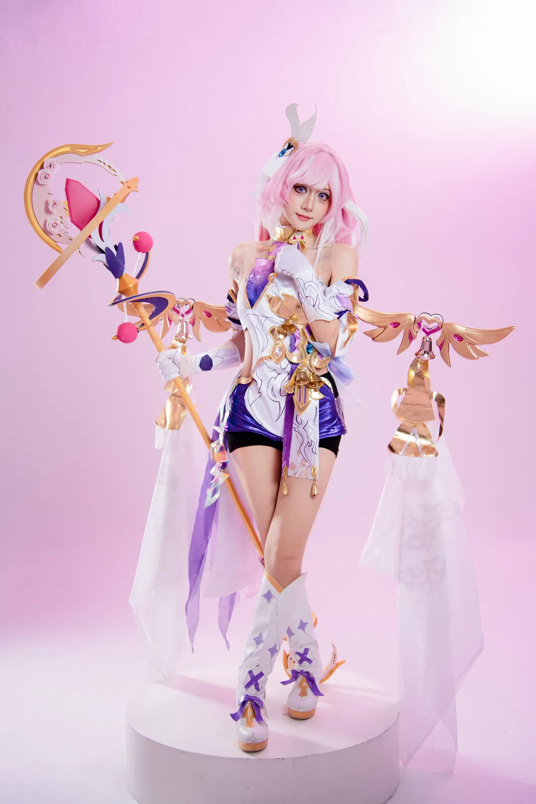 【粉發魔法少女cos】粉色影棚裡的華麗法杖與長靴 - 第 2 張