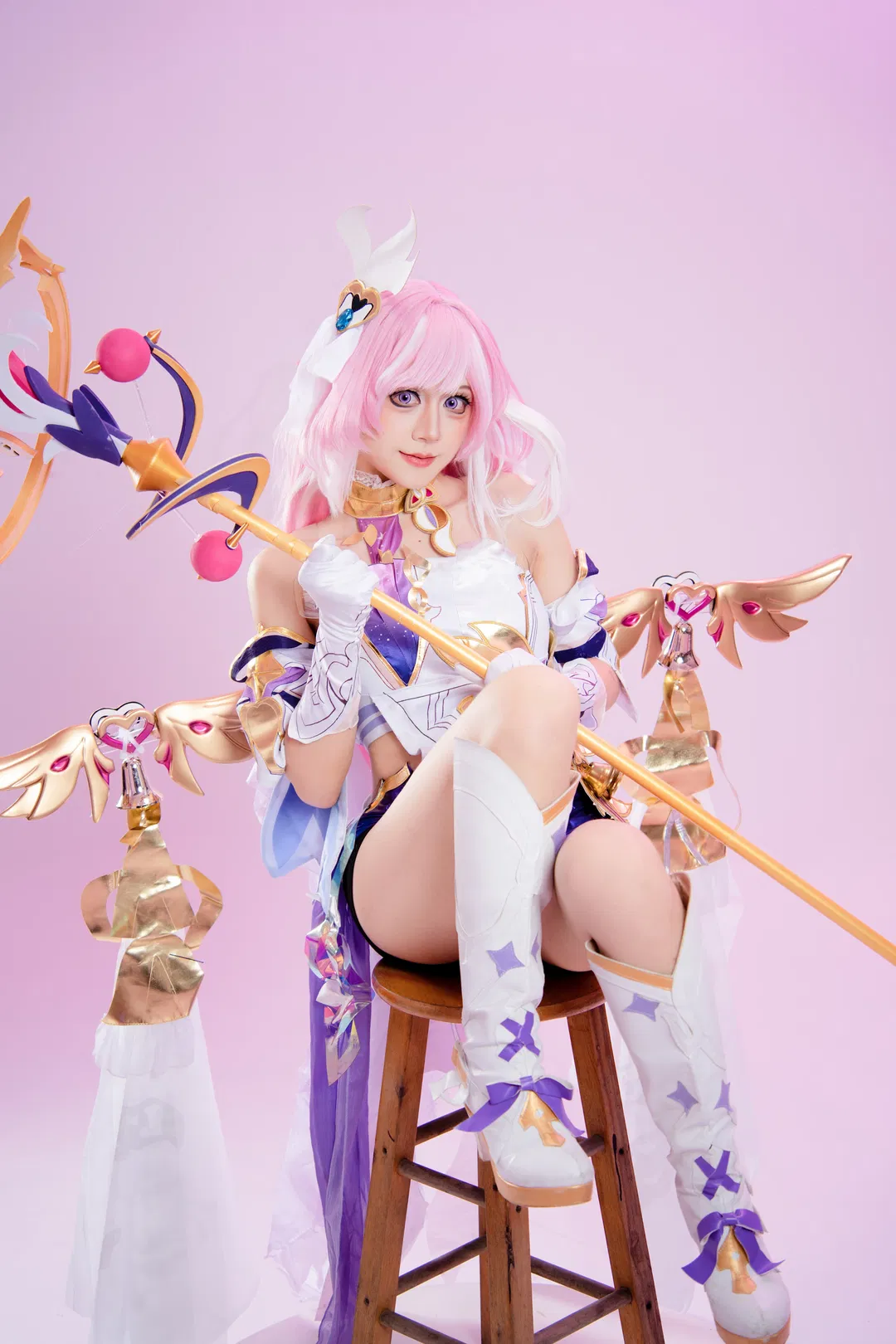 【粉發魔法少女cos】粉色影棚裡的華麗法杖與長靴 - 第 3 張