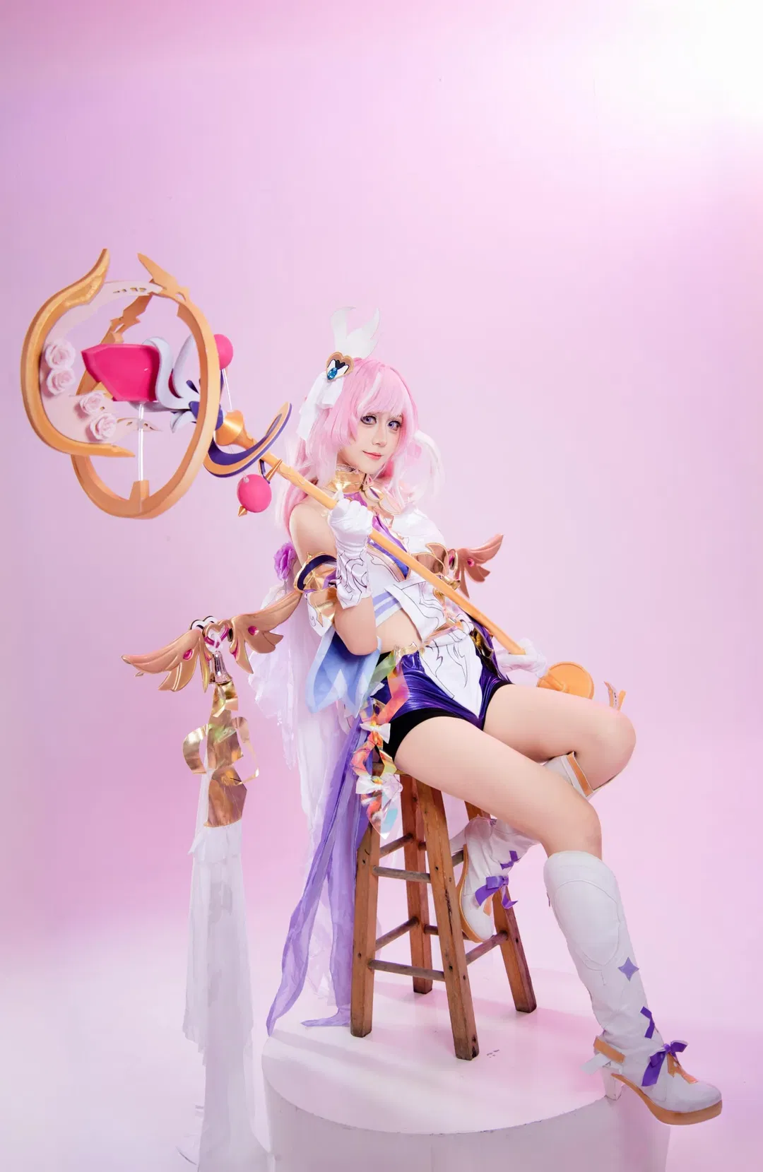 【粉發魔法少女cos】粉色影棚裡的華麗法杖與長靴 - 第 4 張