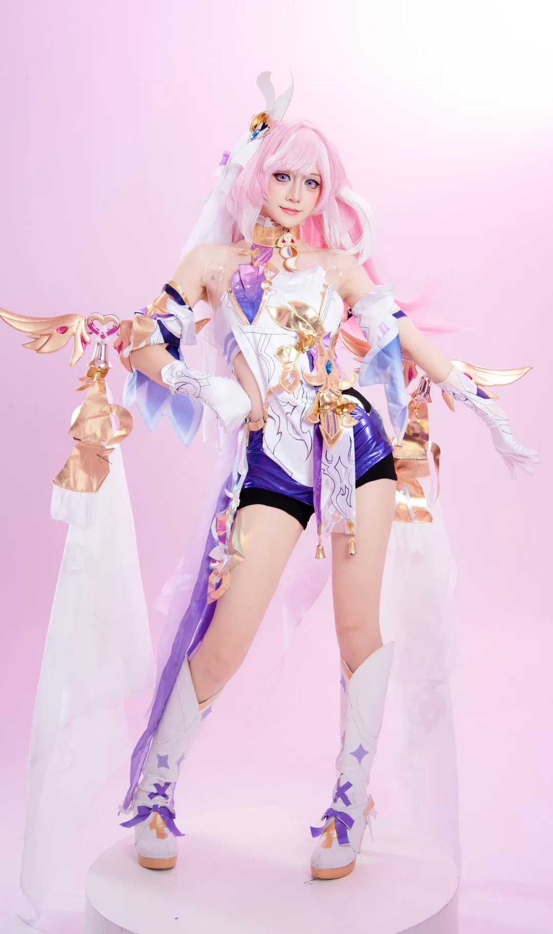 【粉發魔法少女cos】粉色影棚裡的華麗法杖與長靴 - 第 5 張