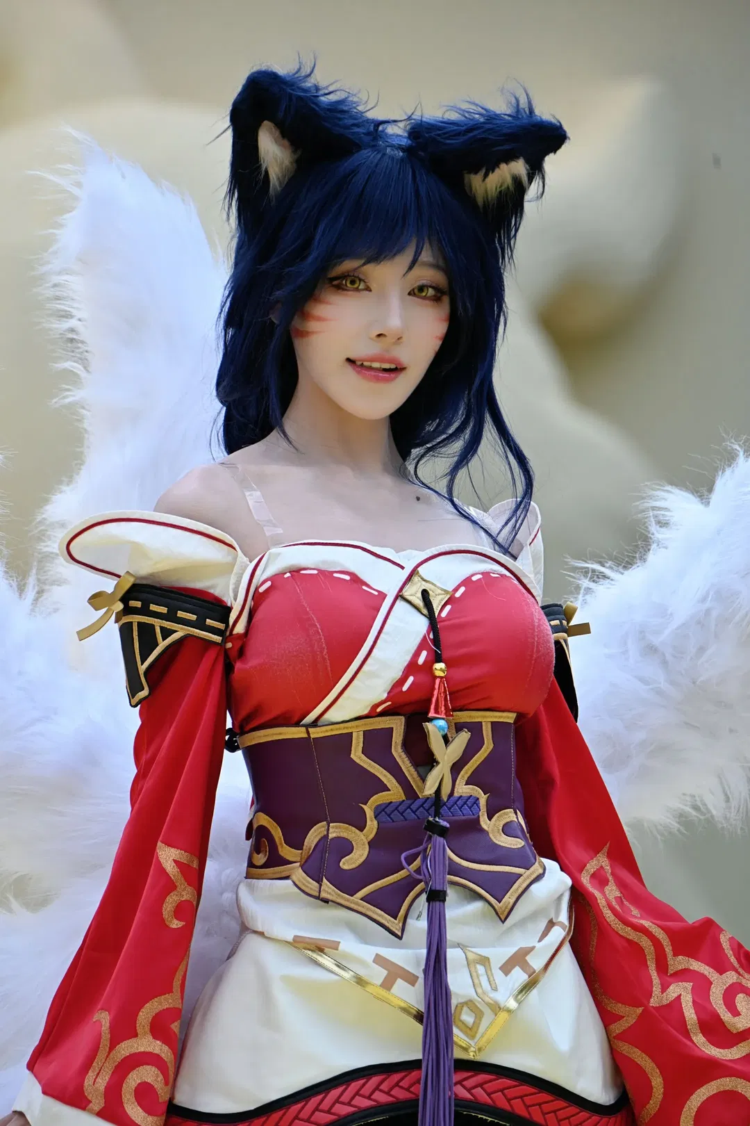 【阿狸cos】金铲铲之战阿狸，红白服饰与白狐尾的舞台呈现 - 第 1 张