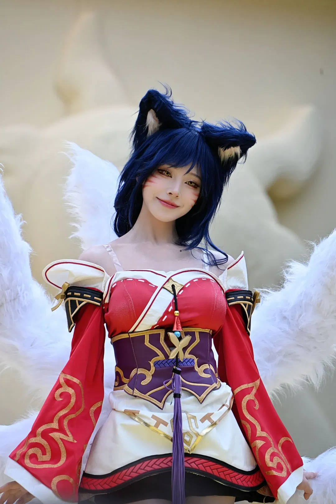【阿狸cos】金铲铲之战阿狸，红白服饰与白狐尾的舞台呈现 - 第 2 张