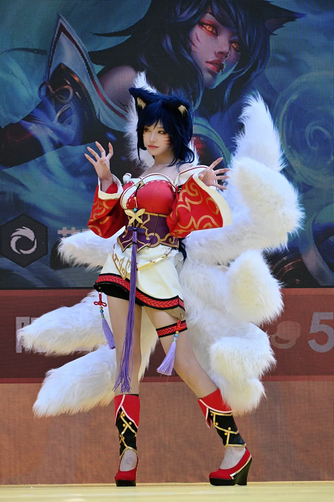 【阿狸cos】金铲铲之战阿狸，红白服饰与白狐尾的舞台呈现 - 第 3 张
