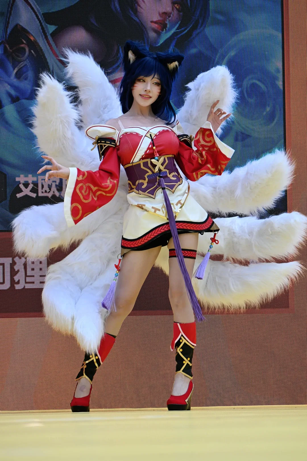 【阿狸cos】金铲铲之战阿狸，红白服饰与白狐尾的舞台呈现 - 第 4 张