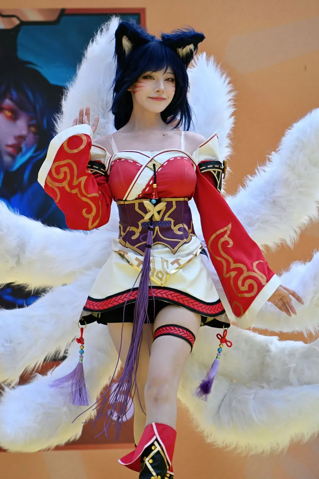 【阿狸cos】金铲铲之战阿狸，红白服饰与白狐尾的舞台呈现 - 第 5 张