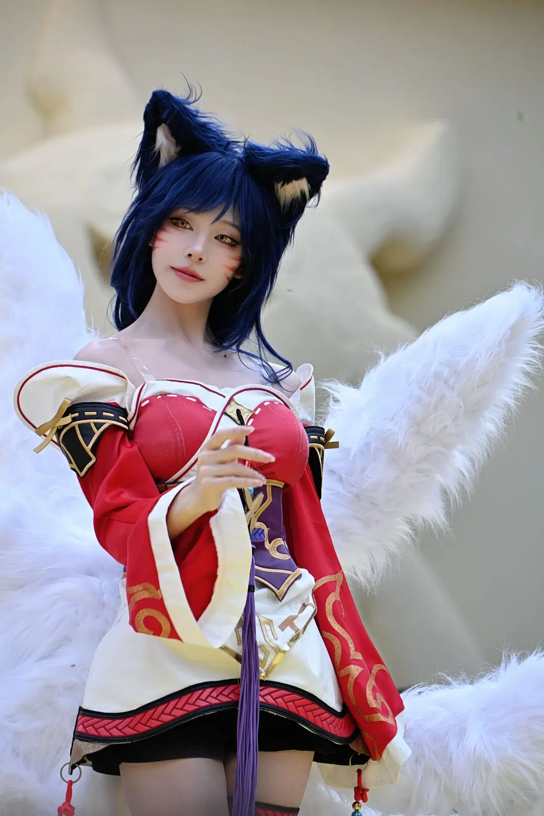 【阿狸cos】金铲铲之战阿狸，红白服饰与白狐尾的舞台呈现 - 第 6 张