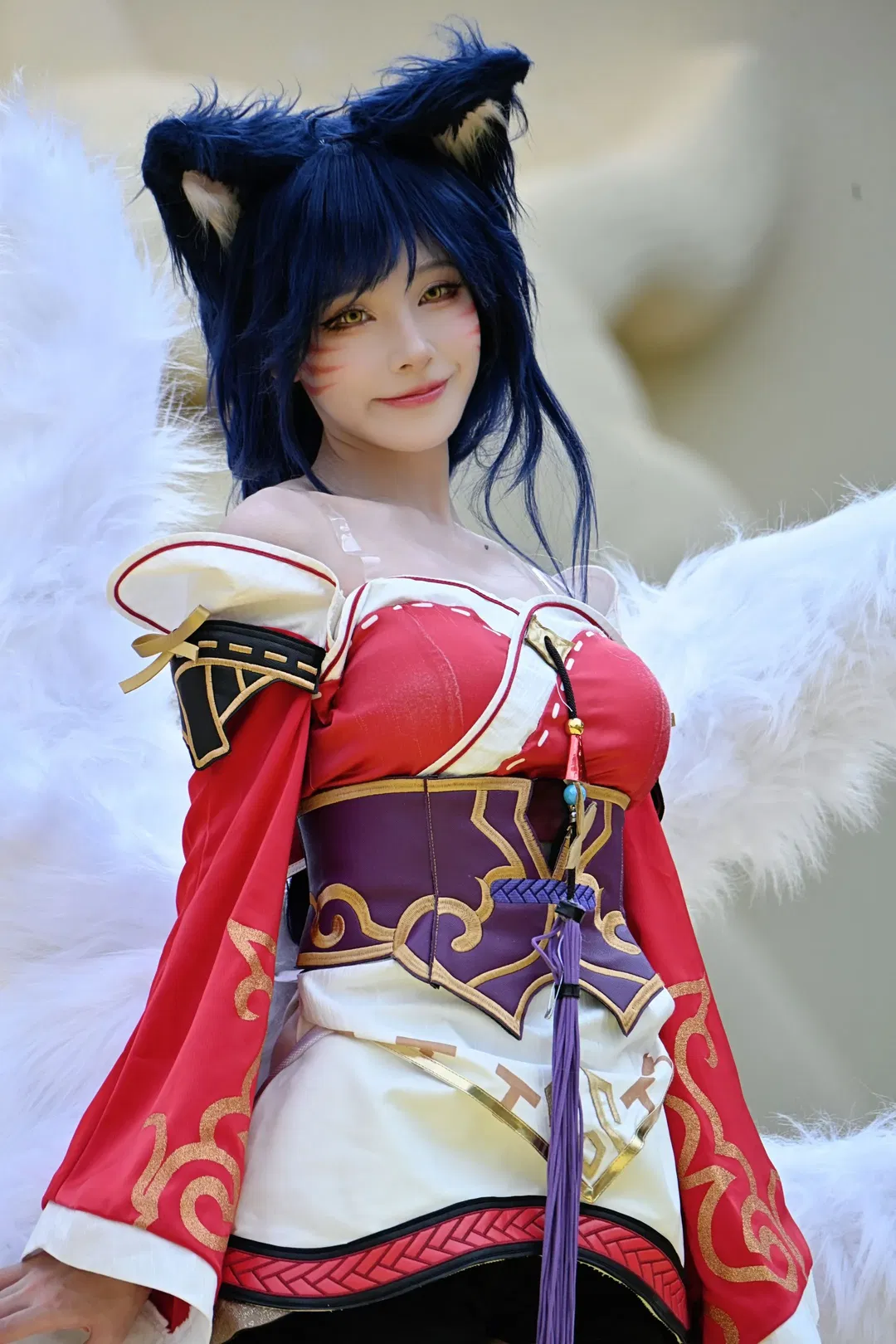 【阿狸cos】金铲铲之战阿狸，红白服饰与白狐尾的舞台呈现 - 第 7 张