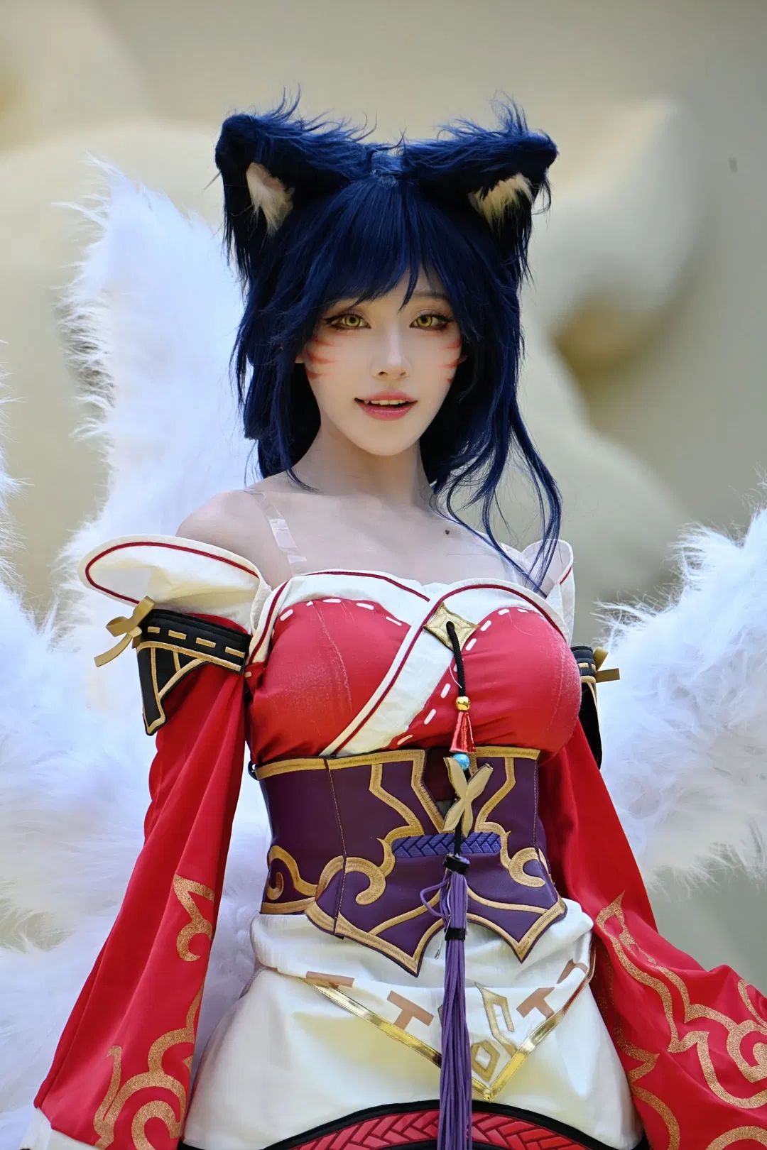【阿狸cos】金铲铲之战阿狸，红白服饰与白狐尾的舞台呈现 - 第 8 张