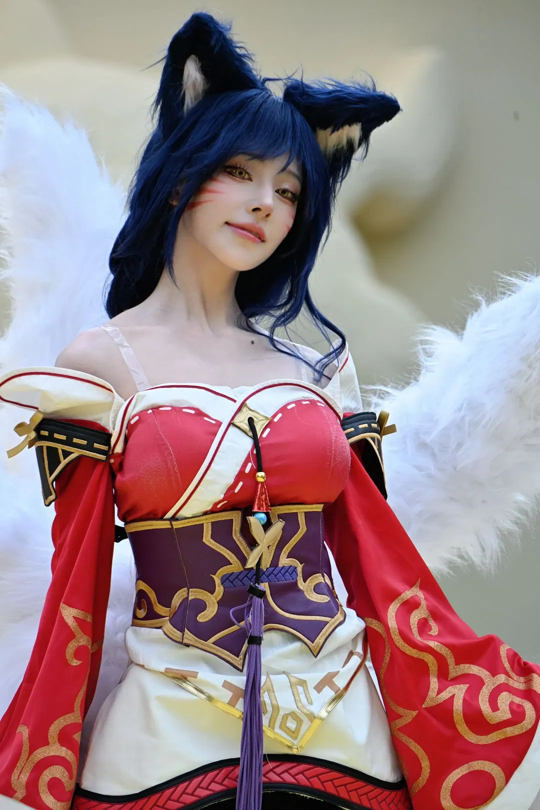 【阿狸cos】金铲铲之战阿狸，红白服饰与白狐尾的舞台呈现 - 第 9 张