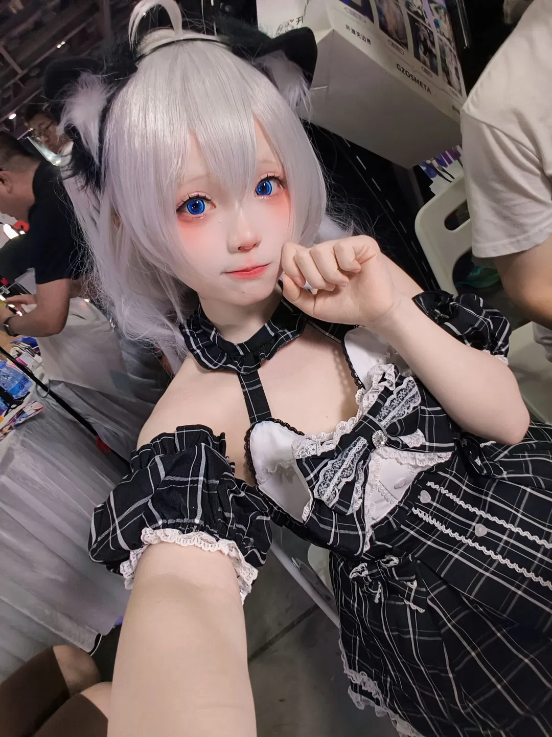 【開源姬cos】銀髮藍瞳與黑白格紋，CICF展臺自拍記錄 - 第 1 張