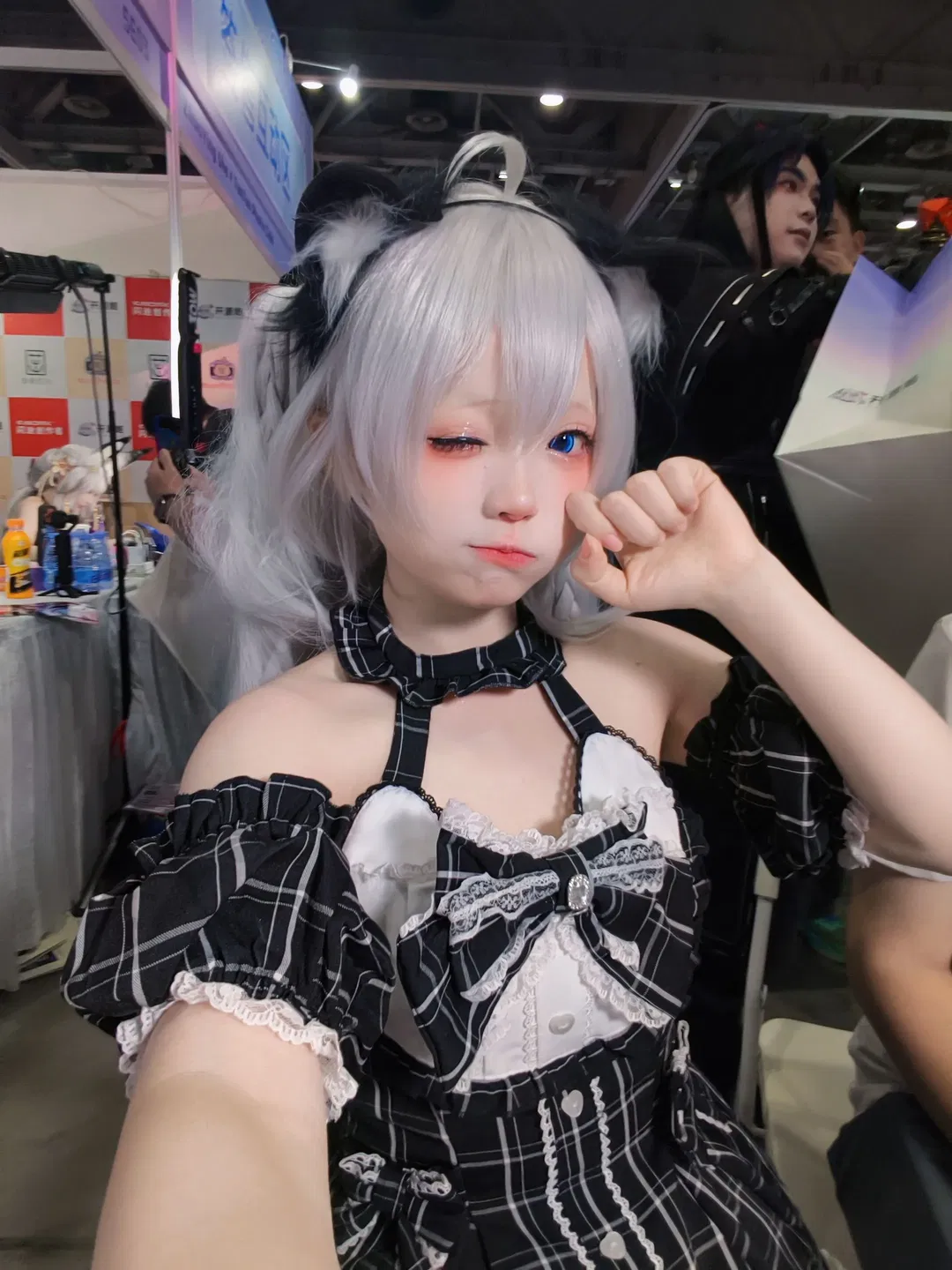 【開源姬cos】銀髮藍瞳與黑白格紋，CICF展臺自拍記錄 - 第 2 張