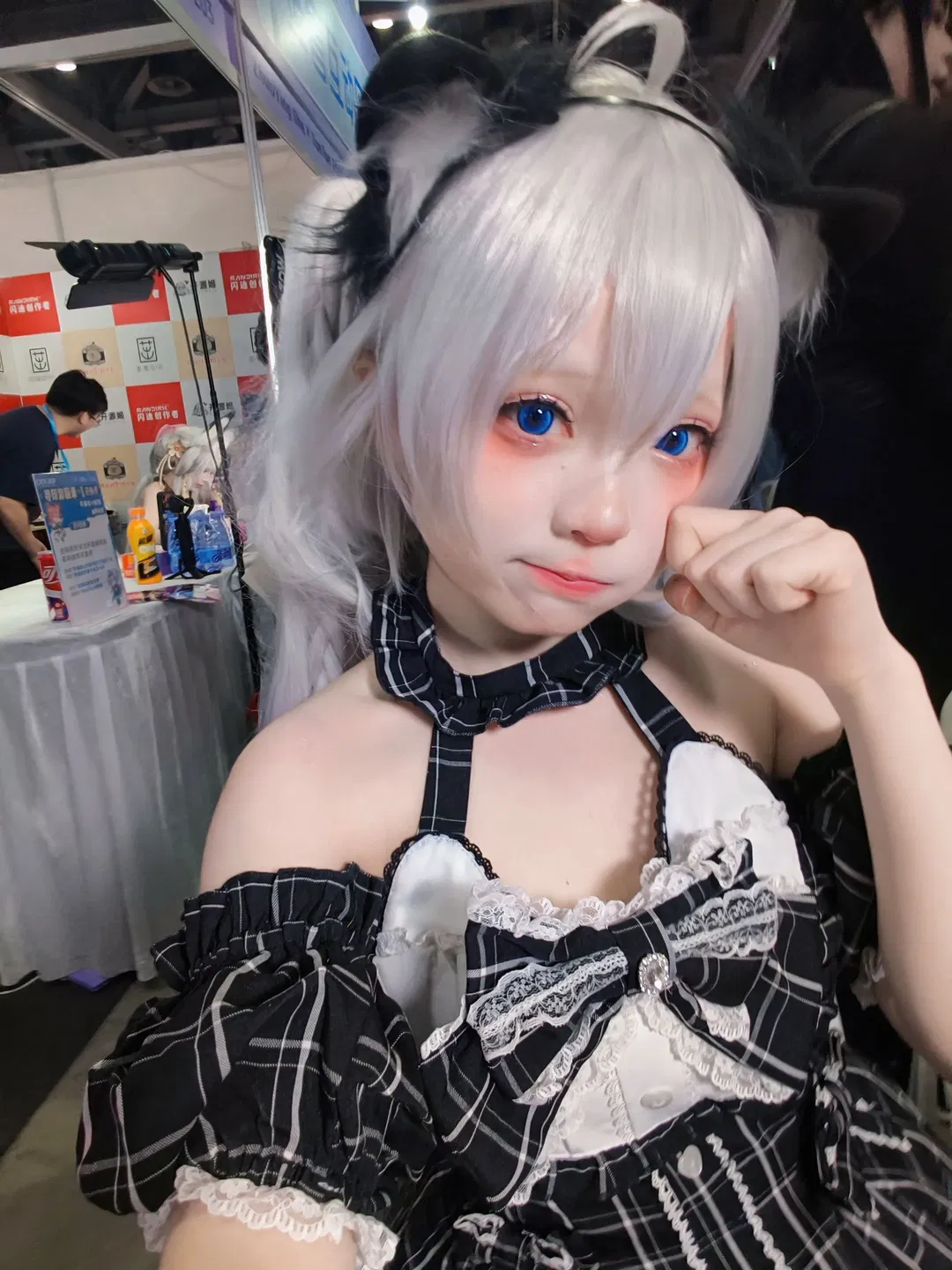 【開源姬cos】銀髮藍瞳與黑白格紋，CICF展臺自拍記錄 - 第 3 張