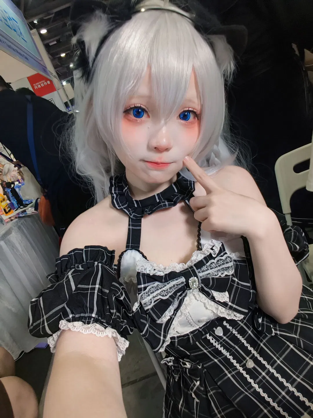 【開源姬cos】銀髮藍瞳與黑白格紋，CICF展臺自拍記錄 - 第 4 張