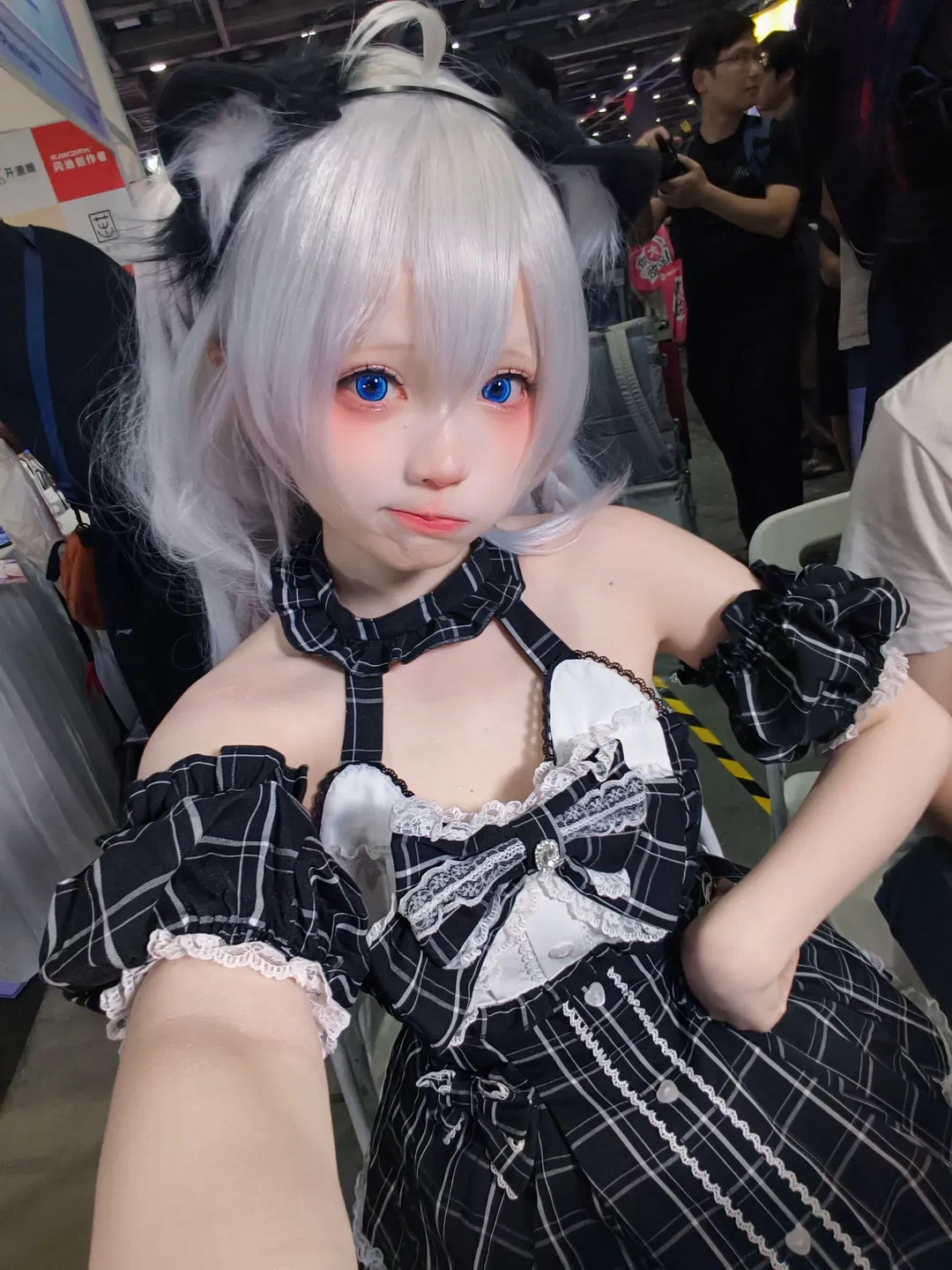 【開源姬cos】銀髮藍瞳與黑白格紋，CICF展臺自拍記錄 - 第 5 張