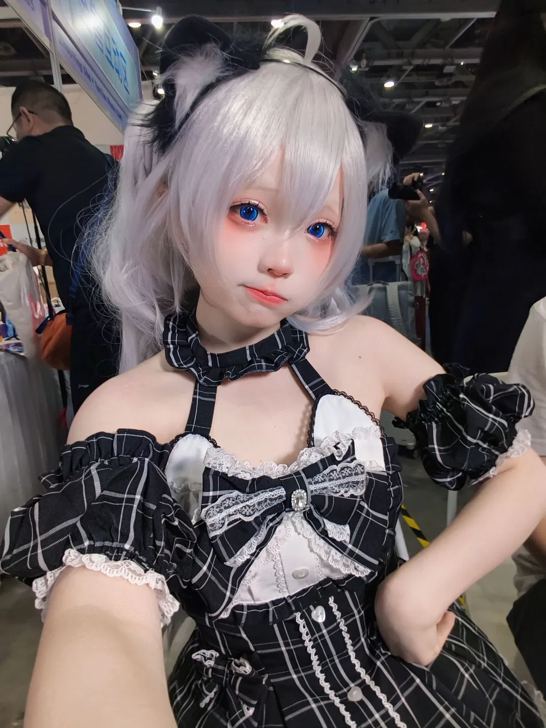 【開源姬cos】銀髮藍瞳與黑白格紋，CICF展臺自拍記錄 - 第 6 張