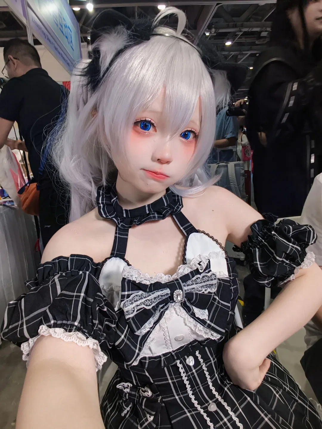 【開源姬cos】銀髮藍瞳與黑白格紋，CICF展臺自拍記錄 - 第 7 張