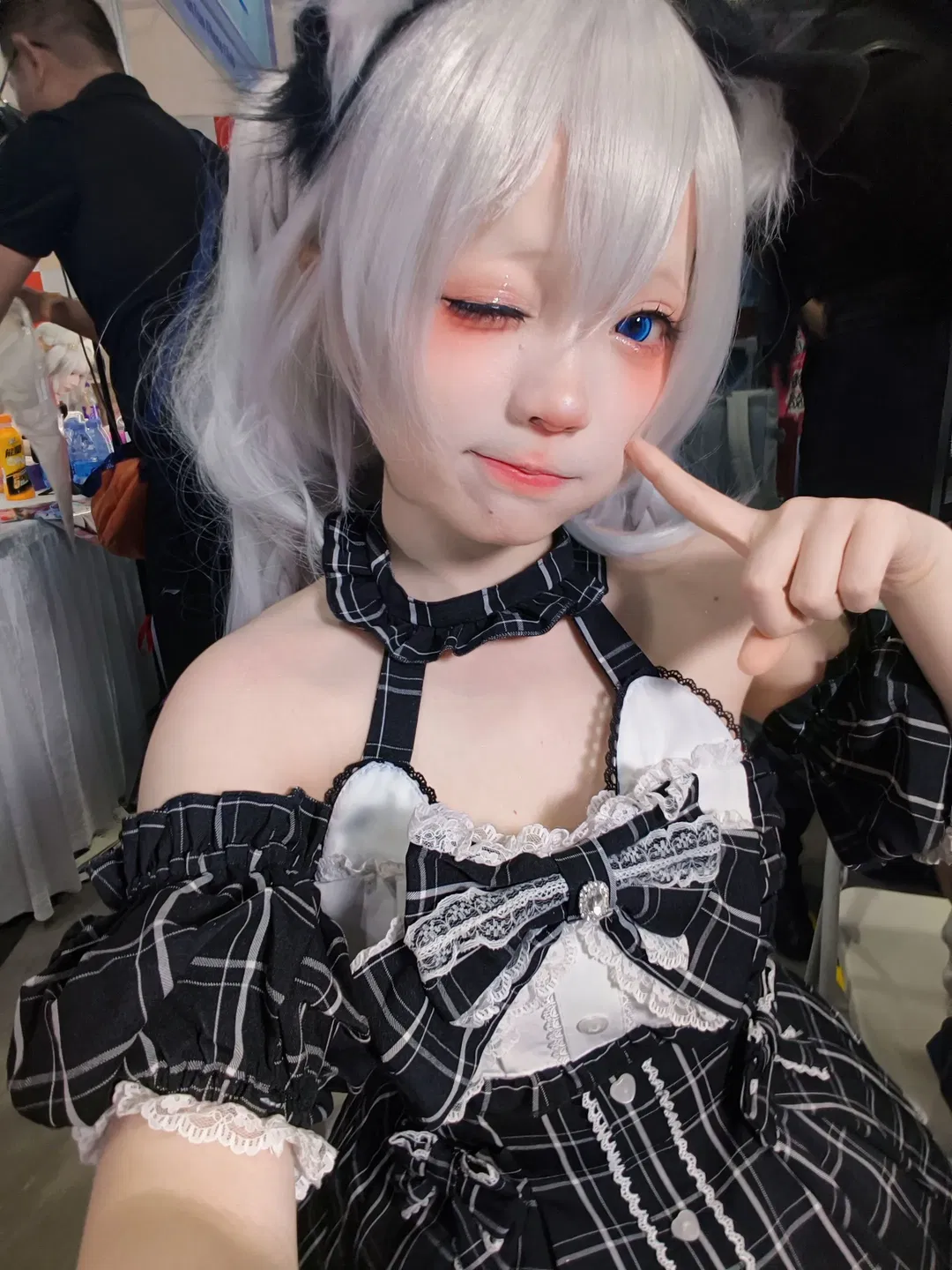 【開源姬cos】銀髮藍瞳與黑白格紋，CICF展臺自拍記錄 - 第 8 張