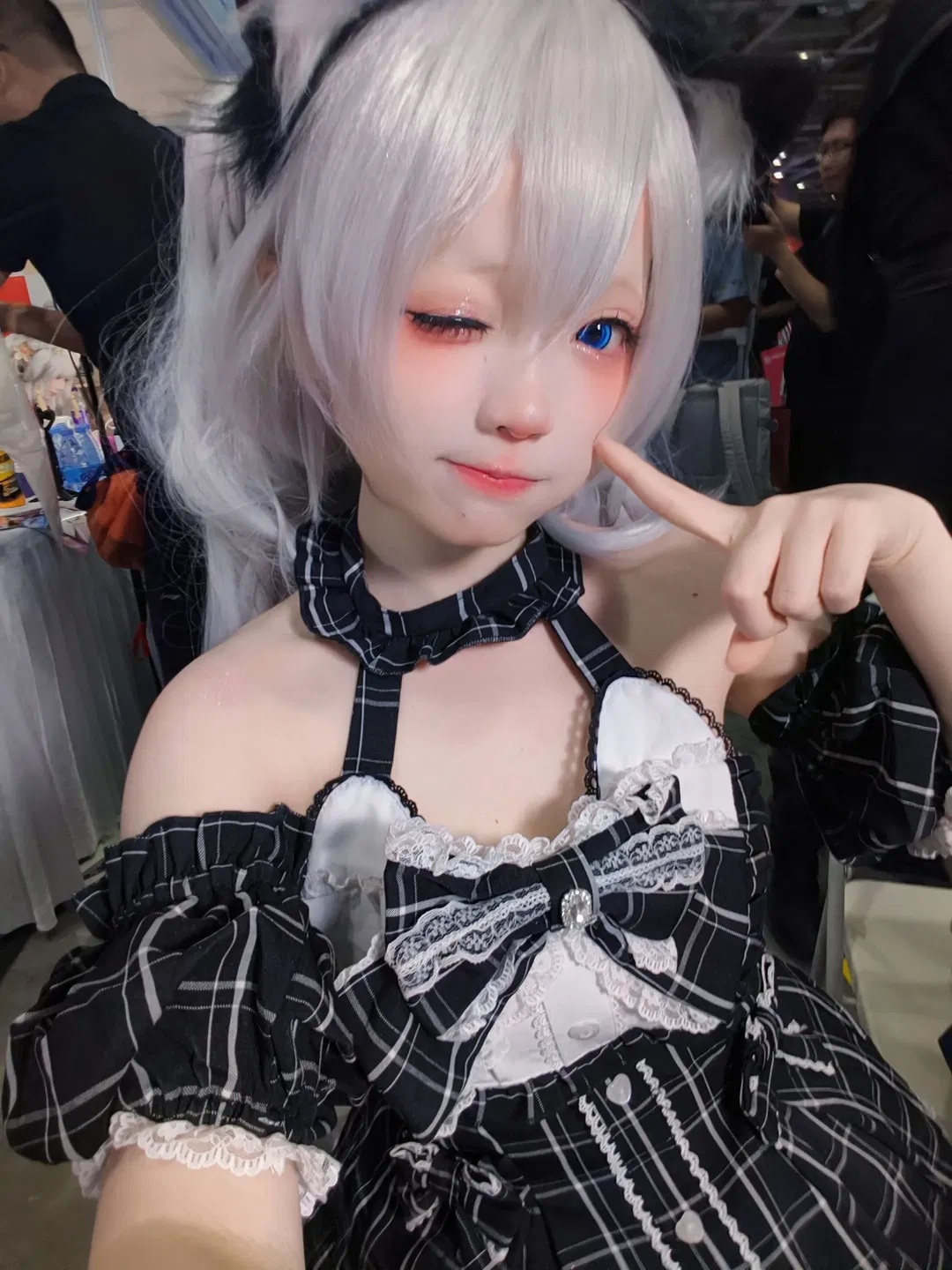 【開源姬cos】銀髮藍瞳與黑白格紋，CICF展臺自拍記錄 - 第 9 張