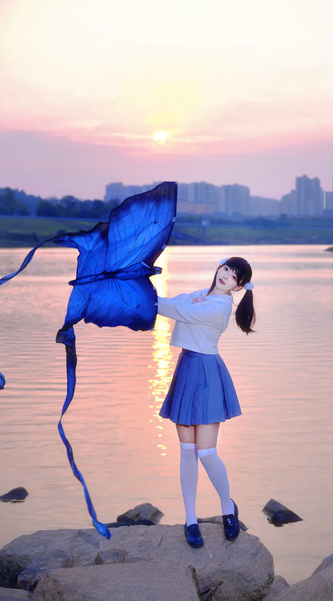 江边日落JK写真，巨型蓝蝴蝶风筝的浪漫瞬间 - 第 1 张