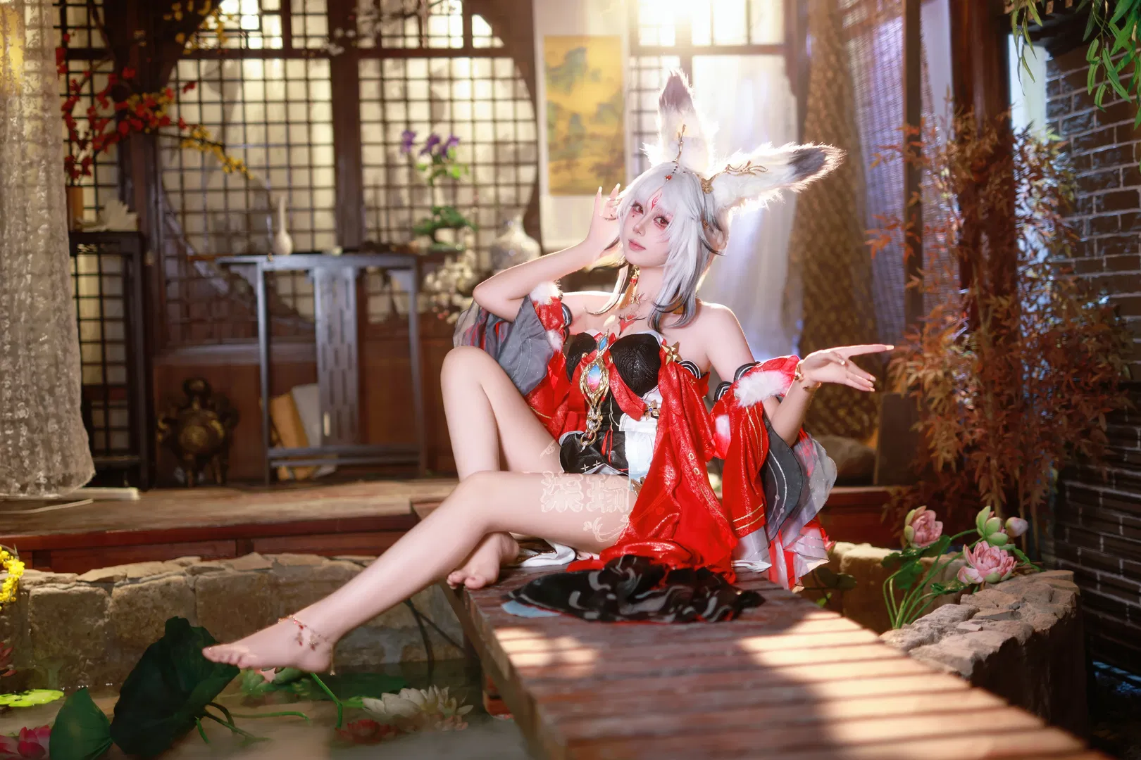 【心月狐cos】鸣潮心月狐，水畔慵懒一瞥 - 第 3 张