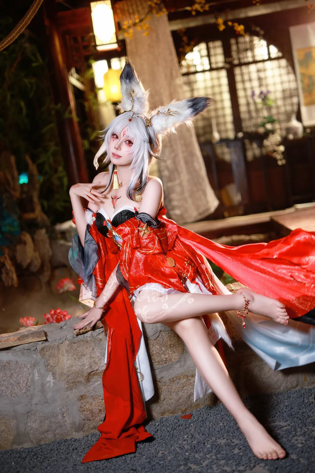 【心月狐cos】鸣潮世界里的红黑白狐系角色，细节质感拉满 - 第 2 张