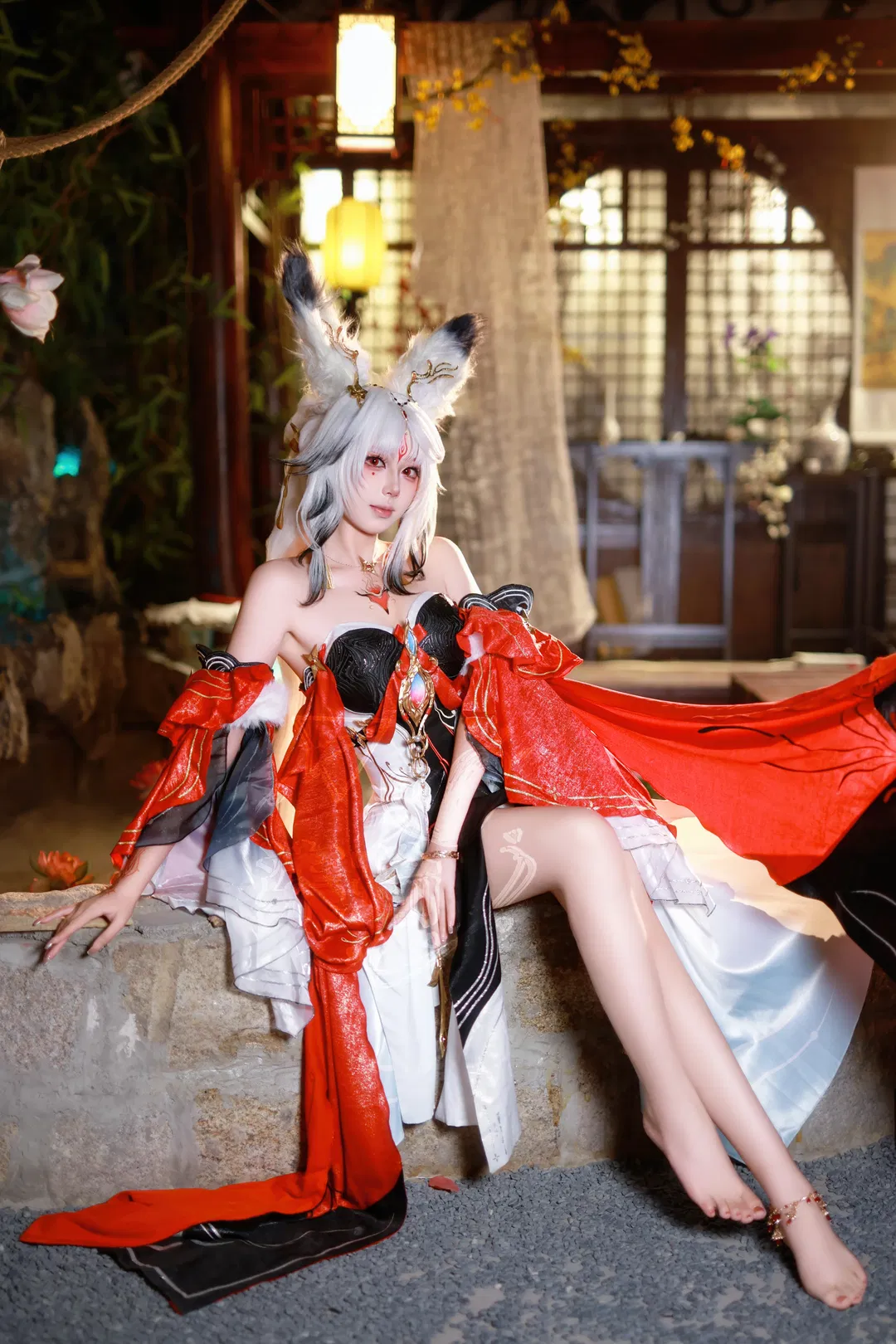 【心月狐cos】鸣潮世界里的红黑白狐系角色，细节质感拉满 - 第 3 张