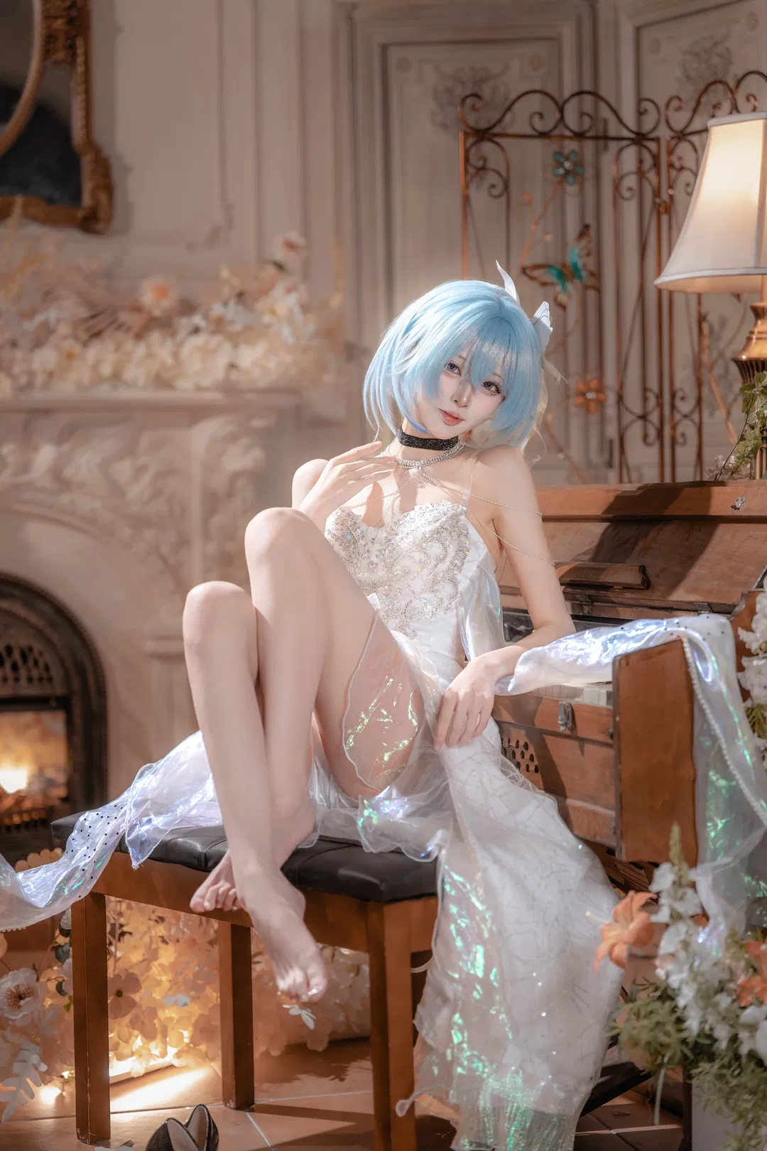 【守岸人cos】鳴潮守岸人，白色禮服與復古光影的優雅碰撞 - 第 1 張