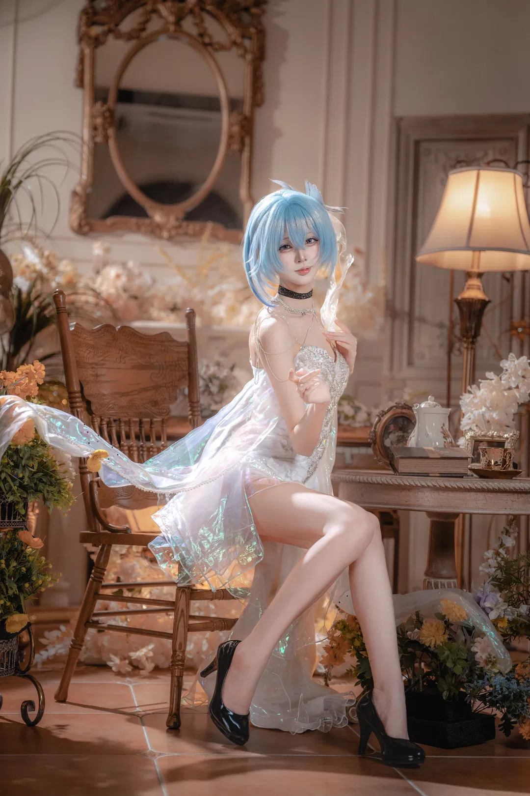 【守岸人cos】鳴潮守岸人，白色禮服與復古光影的優雅碰撞 - 第 3 張