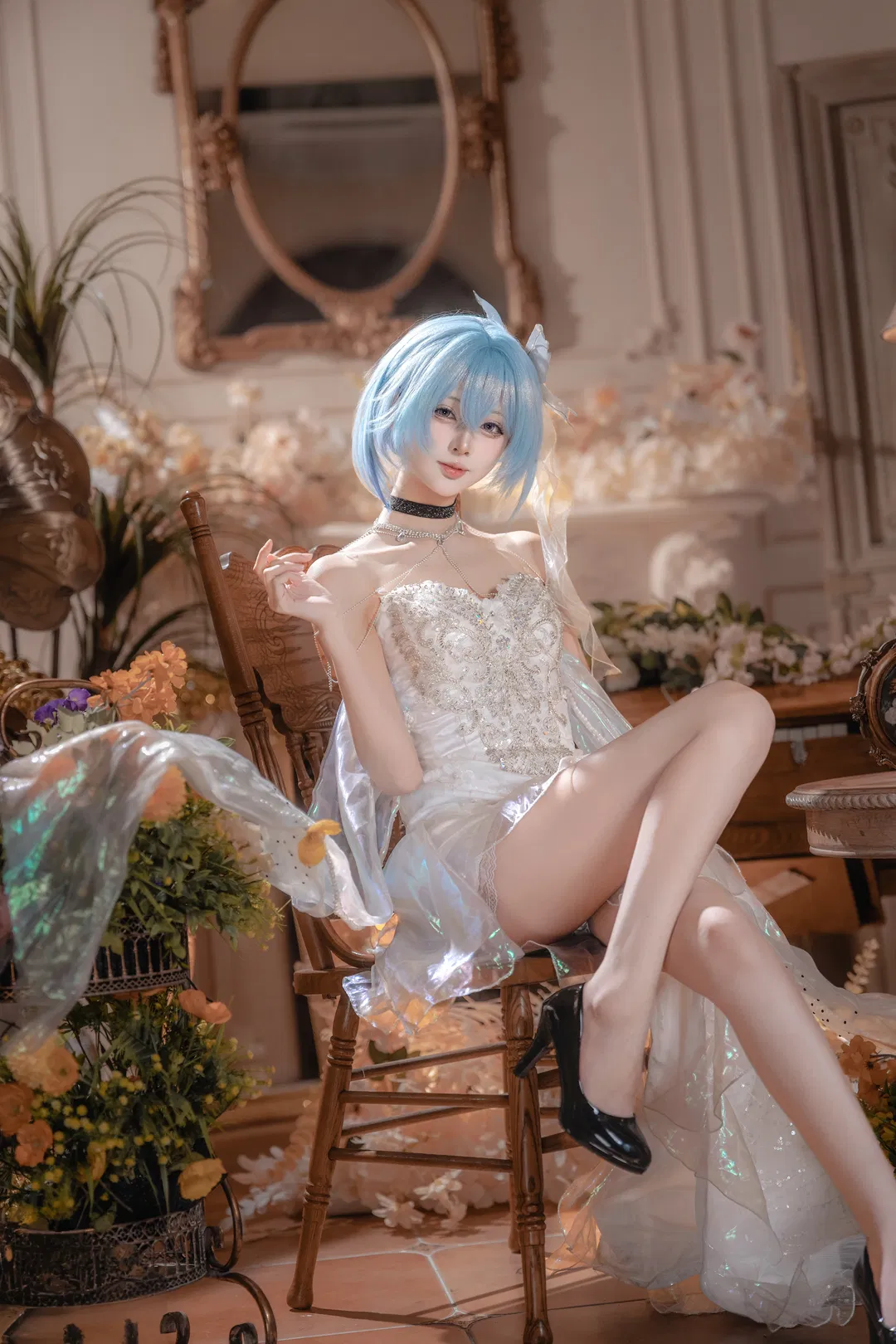 【守岸人cos】鳴潮守岸人，白色禮服與復古光影的優雅碰撞 - 第 6 張